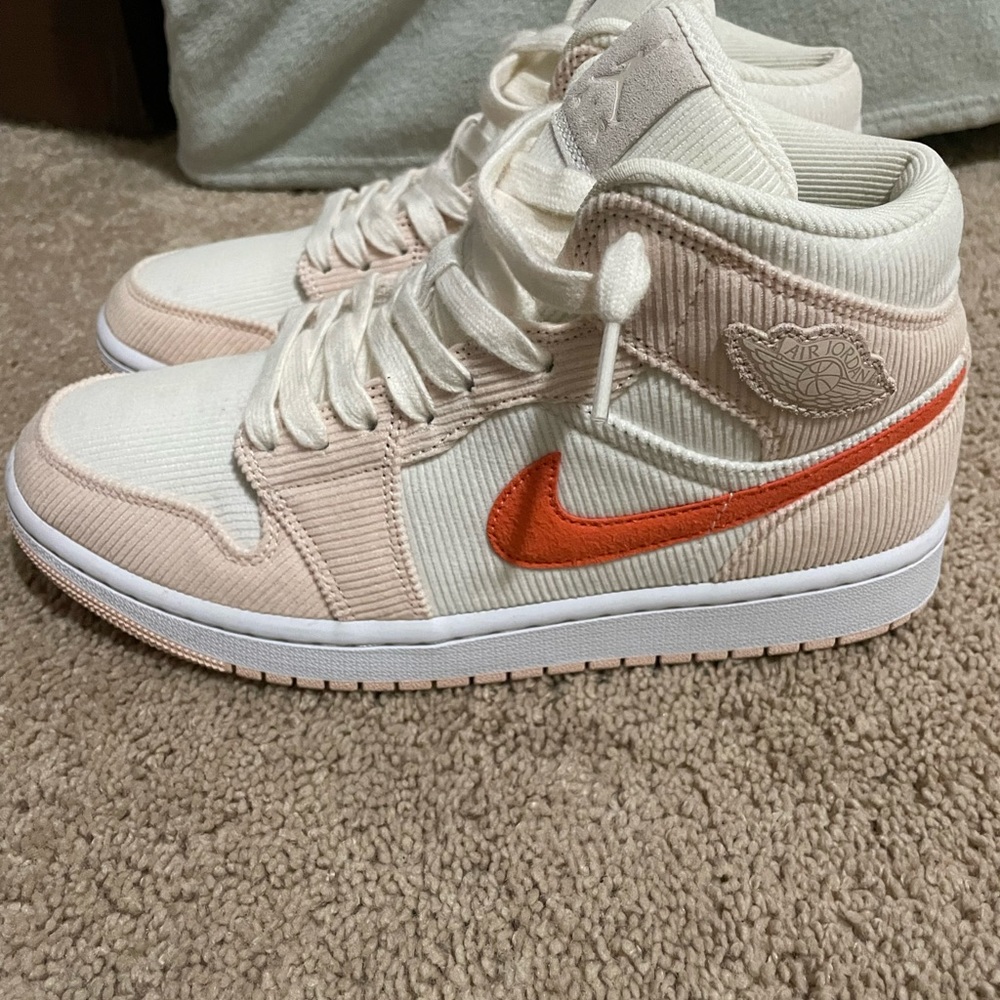 Brand new Wmns Air Jordan 1 Mid SE 'Corduroy'